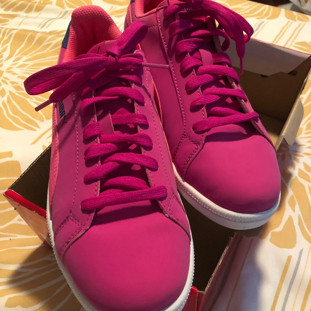 Puma Women sneakers Brand new with box no top....